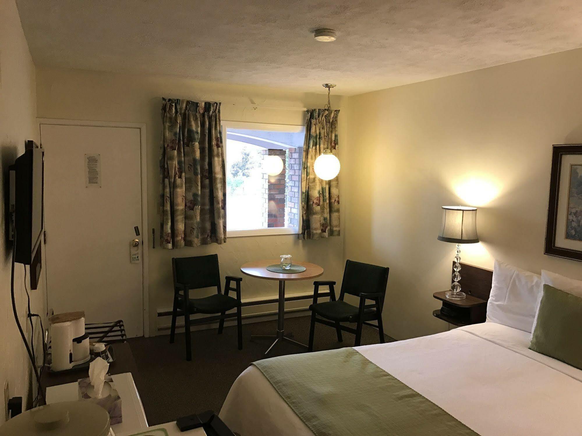 Gables Motel 래디움핫스프링스 외부 사진